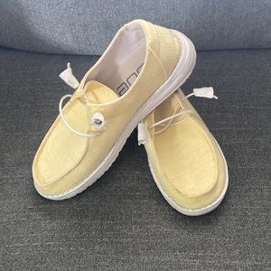 Like new womens HEY DUDES SIze 7